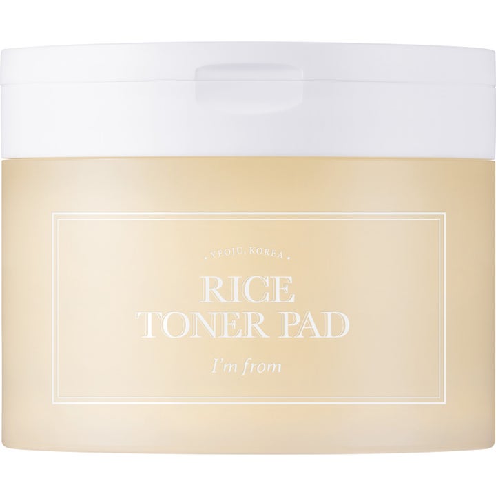 I'm from Rice Toner Pad tonerpads som gir glød og fuktighet i en frostet beige krukke med hvitt lokk.