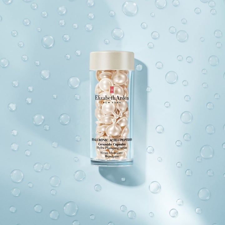Elizabeth Arden Ceramide Capsules Hyaluronic Acid + Peptides 28 ml fuktserum i krukke mot lyseblå vanndråper