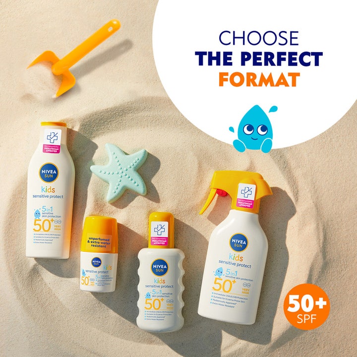 NIVEA SUN Kids Sensitive SPF50+ 50 ml solkrem i ulike formater plassert i sanden for effektiv solbeskyttelse.