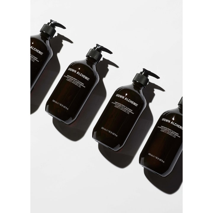 Grown Alchemist Energize Body Cleanser 500 ml dusjsåpe i mørke pumpeflasker som gir energi til huden.