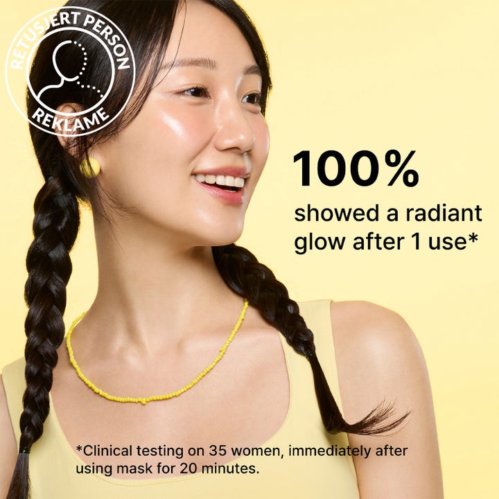 Dr.Jart+ Cryo Rubber Brightening Mask 36 g ansiktsmaske på smilende kvinne som viser en strålende glød.