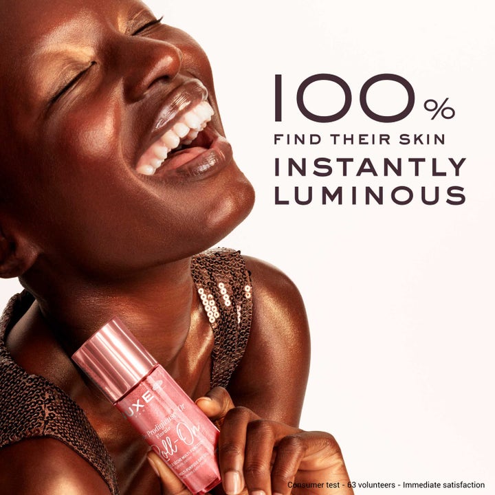 Nuxe Huile Prodigieuse Or Florale Roll-On 60 ml gir glød vist på en smilende kvinne med 100 % instantly luminous tekst