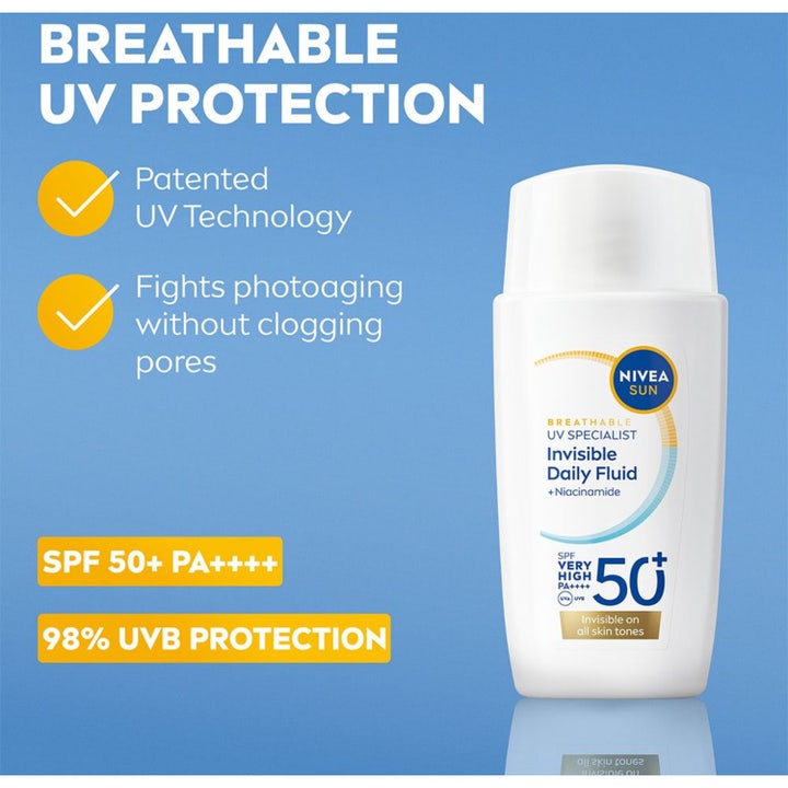 NIVEA UV Face Invisible Daily Fluid 40 ml solkrem med SPF 50 og niacinamide i hvit flaske mot blå bakgrunn