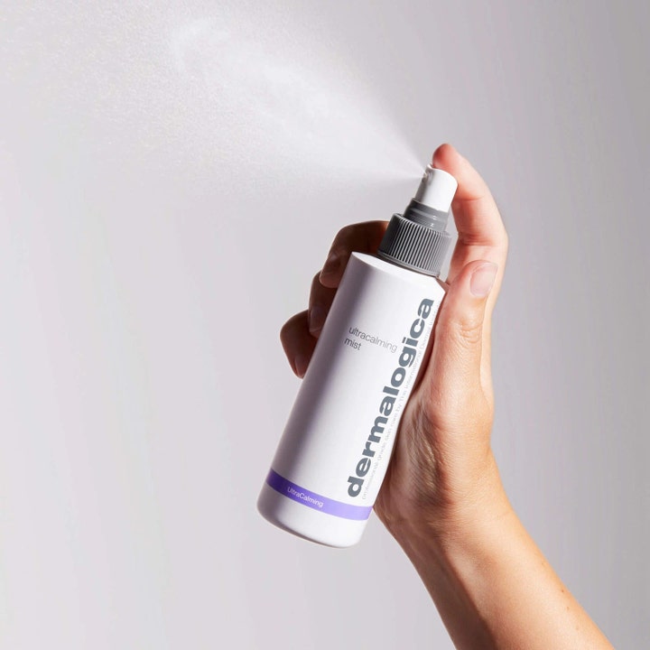 Dermalogica UltraCalming Mist 177 ml beroligende ansiktsspray i hvit flaske som sprayer en lett fuktighetståke.