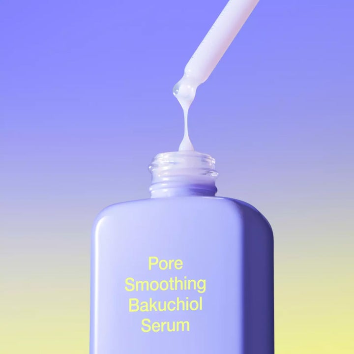 By Wishtrend Pore Smoothing Bakuchiol Serum 30 ml utjevnende serum i lilla flaske med hvit melkeaktig tekstur.