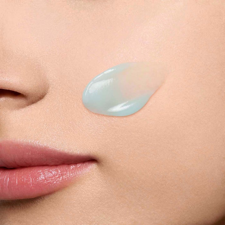 Clarins Hydra-Essentiel Matte Gel 75 ml mattende dagkrem med en lett lyseblå geltekstur påført ansiktet