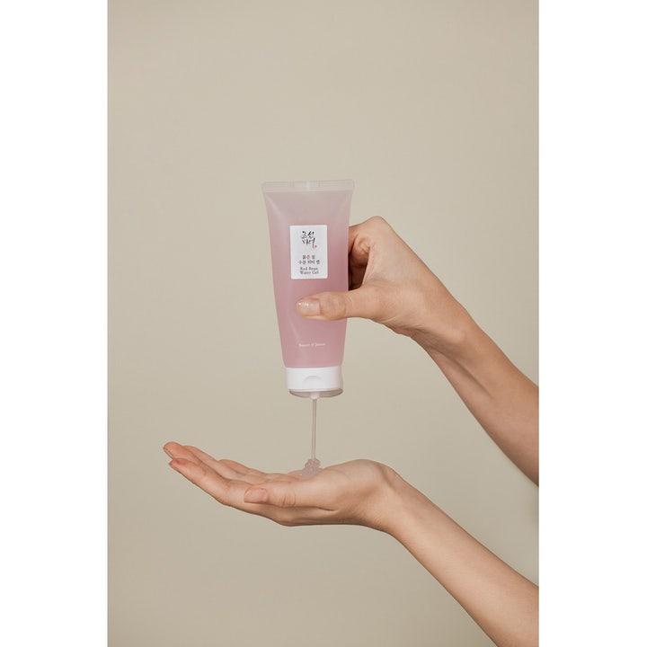 Beauty of Joseon Red Bean Water Gel 100 ml fuktighetsgivende ansiktsgel i rosa tube som presses ut i en hånd.