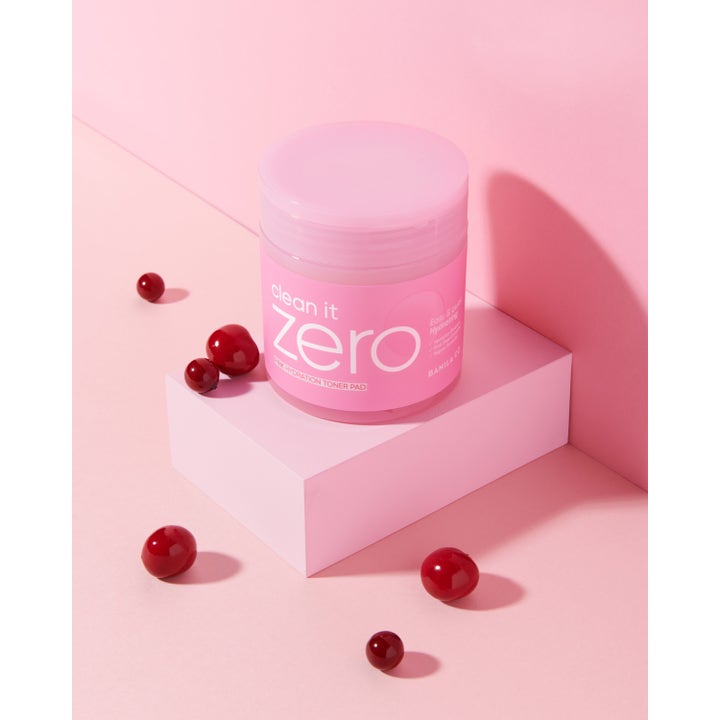 Banila Co Clean It Zero Pink Hydration Toner Pad 70 stk fuktighetsgivende toner i rosa krukke omgitt av røde bær