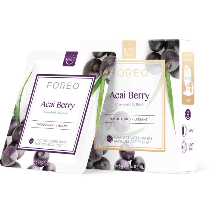 Foreo Acai Berry 6x6g utglattende ansiktsmaske i hvit eske og pose dekorert med lilla bær og grønne blad.