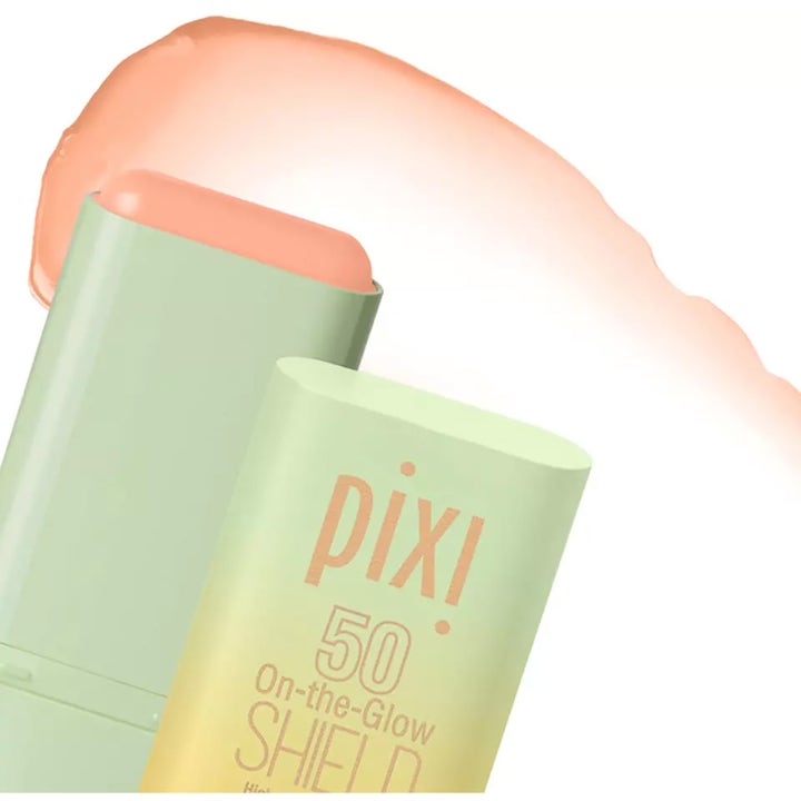 Pixi On-the-Glow Shield SPF 50 19 g solkrem i stiftform med ferskenfarget tekstur og grønn hylse