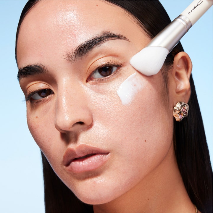 MAC Cosmetics Serum + Moisturizer Brush 1 stk hudpleiekost som påfører hvit ansiktskrem for en fuktet og sunn glød