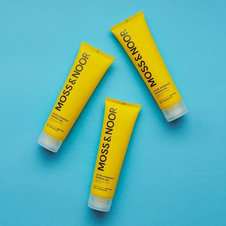 Moss & Noor After Workout Shower Gel 3-pack 450 ml med forfriskende eucalyptus i gule tuber mot blå bakgrunn