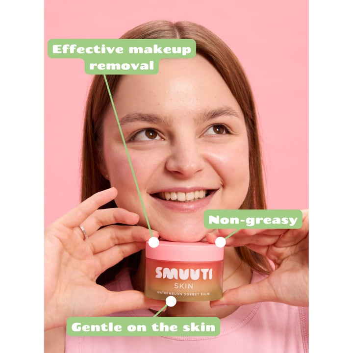 Smuuti Skin Watermelon Dew Sorbet Balm 100 ml rensebalm fjerner sminke effektivt vist i krukke holdt av en person.