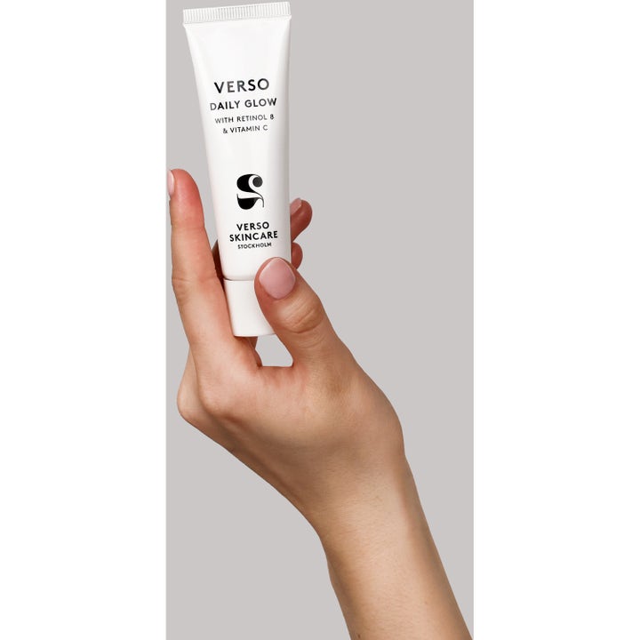 Verso N°2 Daily Glow 30 ml glødgivende ansiktsserum i hvit tube holdt av en hånd