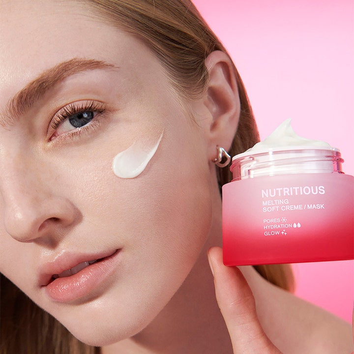 Estée Lauder Nutritious Melting Soft Cream And Mask 50 ml fuktighetsgivende ansiktsmaske som gir glød vist på kvinne.
