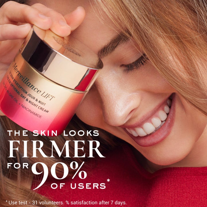 Nuxe Merveillance Lift Exceptional Cream 75 ml oppstrammende dagkrem i rød krukke holdt av smilende kvinne