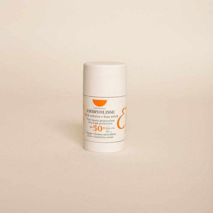 Embryolisse Sun Stick SPF50+ 15 g solstift gir høy beskyttelse i en hvit hylse med oransje detaljer for sensitive områder