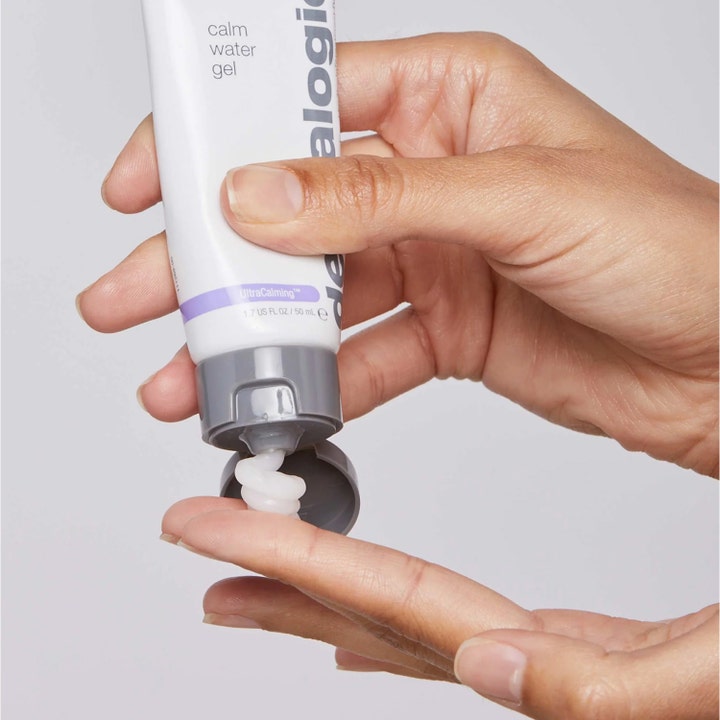 Dermalogica UltraCalming Calm Water Gel 50 ml fuktighetskrem klemmes ut av tube som en hvit geltekstur.