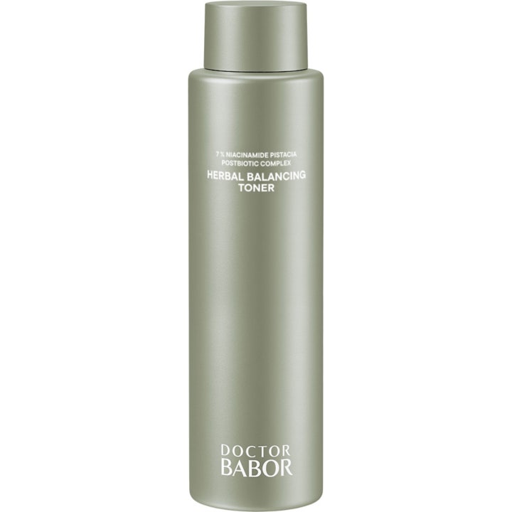 Doctor Babor Cleanformance Herbal Balancing Toner balanserer huden i en matt grønn flaske med hvit kork.