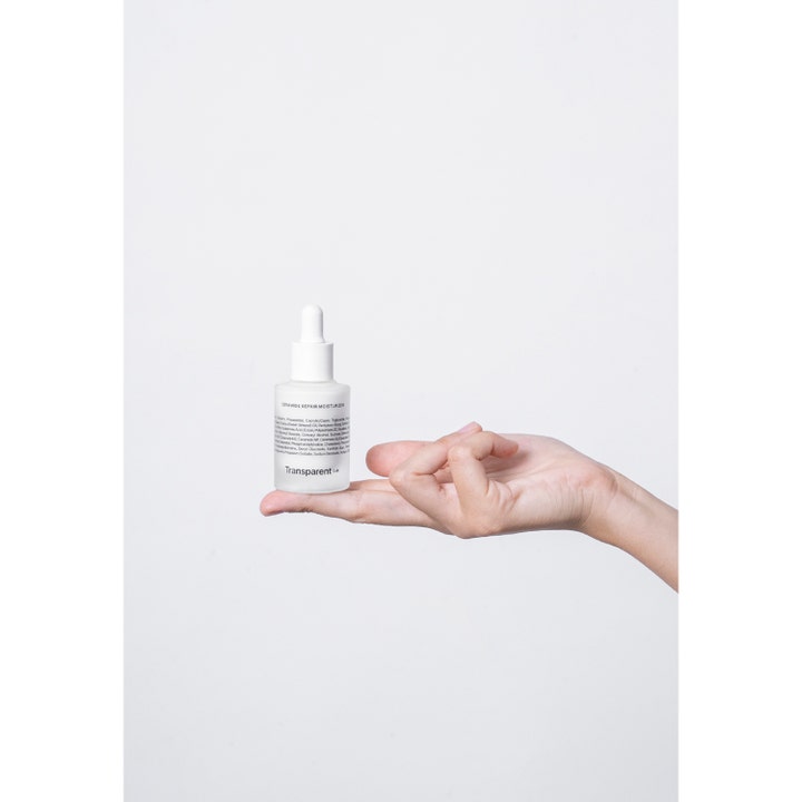 Transparent Lab Ceramide Repair Moisturizer 30 ml ansiktskrem i hvit pipetteflaske som balanseres på en hånd