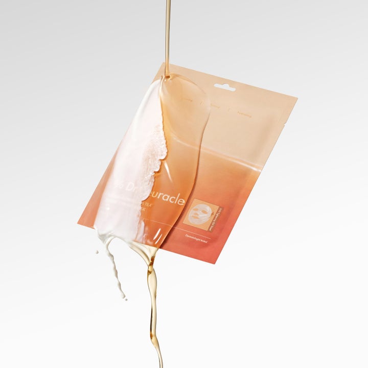 Dr. Ceuracle Vegan Kombucha Tea Essence Gel Mask 36 g ansiktsmaske med flytende hvit og gyllen essens over pakningen