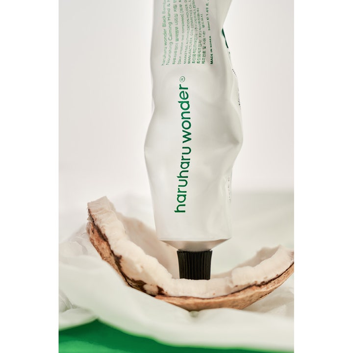 haruharu wonder Black Bamboo Hand & Nail Cream 50 ml nærende håndkrem i hvit klemt tube i et kokosnøttskall