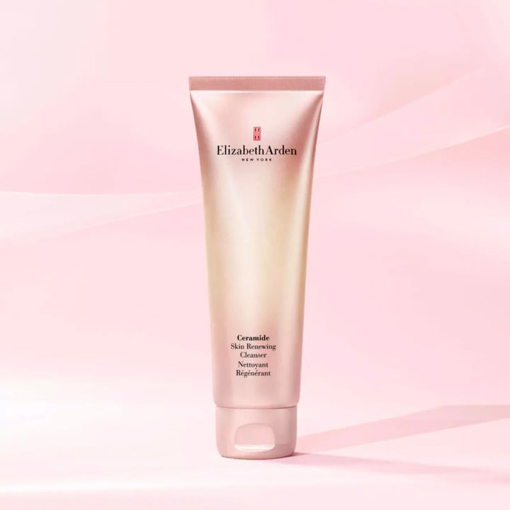 Elizabeth Arden Ceramide Skin Renewing Cleanser 125 ml fornyende ansiktsrens i glinsende rosegull tube.