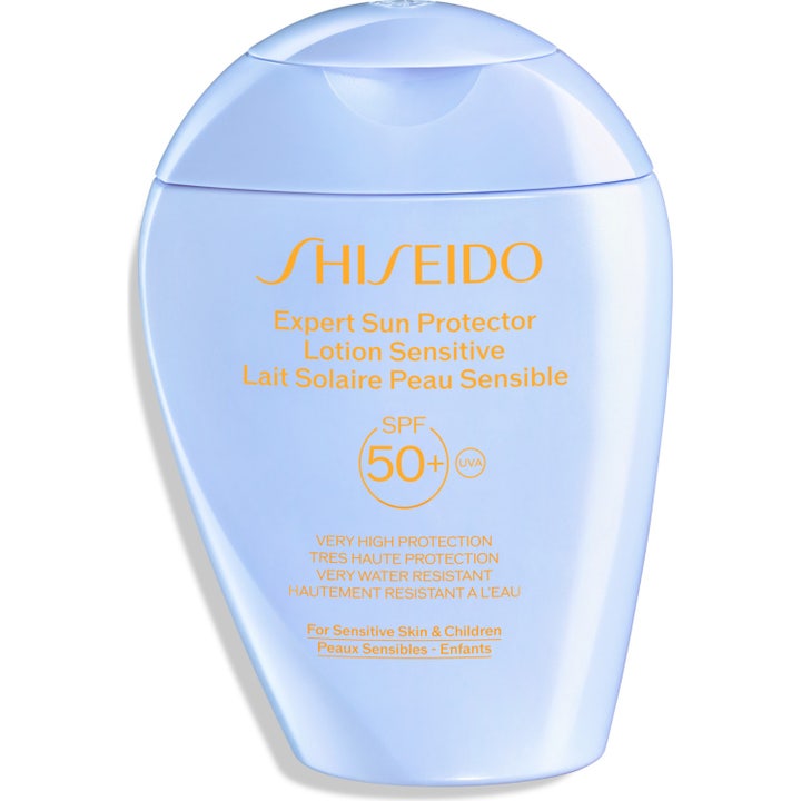 Shiseido Expert Sun Protector Lotion Sensitive SPF 50+ beskytter sensitiv hud i lilla dråpeformet flaske med oransje tekst.