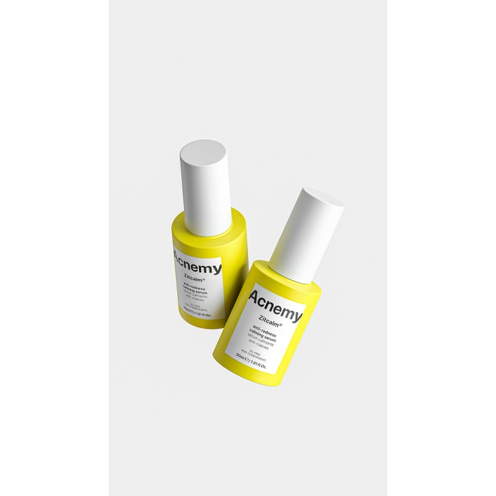 Niche Beauty Lab Acnemy Zitcalm Serum 30 ml beroligende ansiktsserum i to gule flasker med hvite korker.