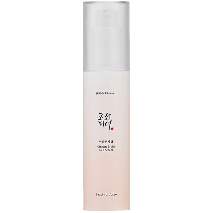 Beauty of Joseon Ginseng Moist Sun Serum SPF50 gir fuktighet i en hvit og ferskenfarget pumpeflaske med frostet kork