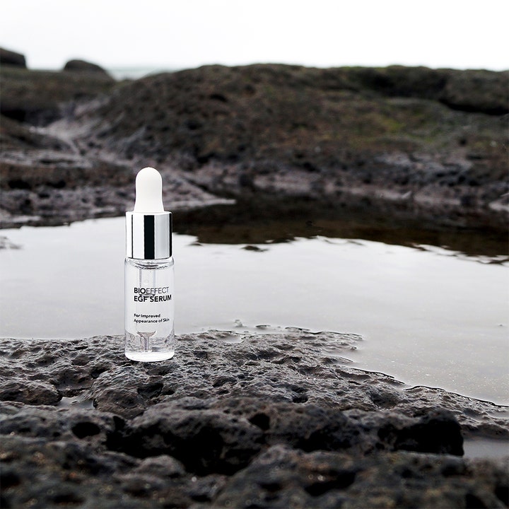 Bioeffect EGF Serum 15 ml fuktighetsgivende ansiktsserum i glassflaske på mørke lavasteiner ved vann