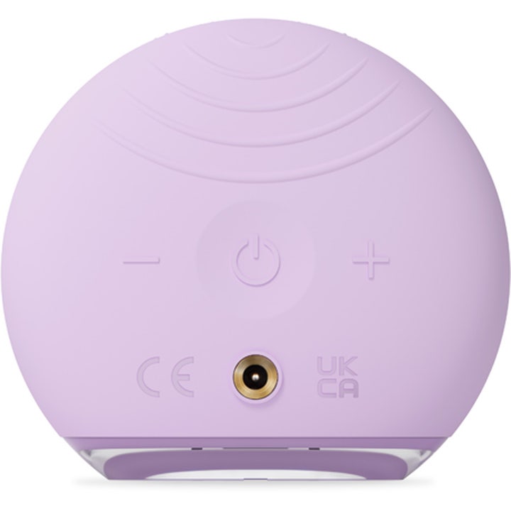 FOREO LUNA 4 go Lavender 1 stk ansiktsrens viser baksiden av den lilla silikonenheten med kontrollknapper.