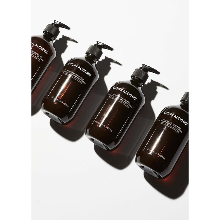 Grown Alchemist Invigorate Hand Wash 500 ml oppfriskende håndsåpe i fire mørke ravfargede flasker med sort pumpe