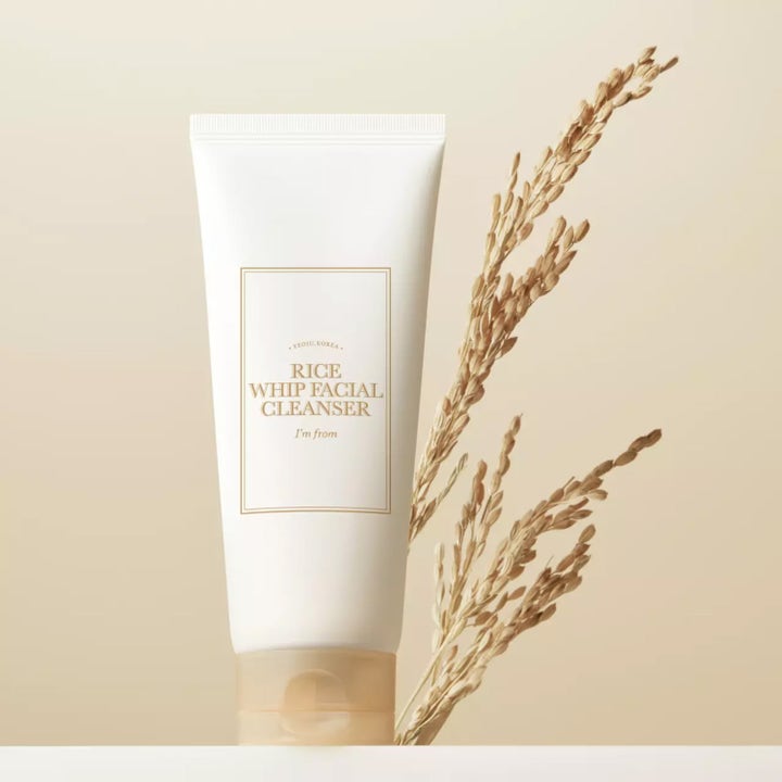 I'm from Rice Whip Facial Cleanser 150 ml ansiktsrengjøring i hvit tube med beige kork og tørkede risaks.