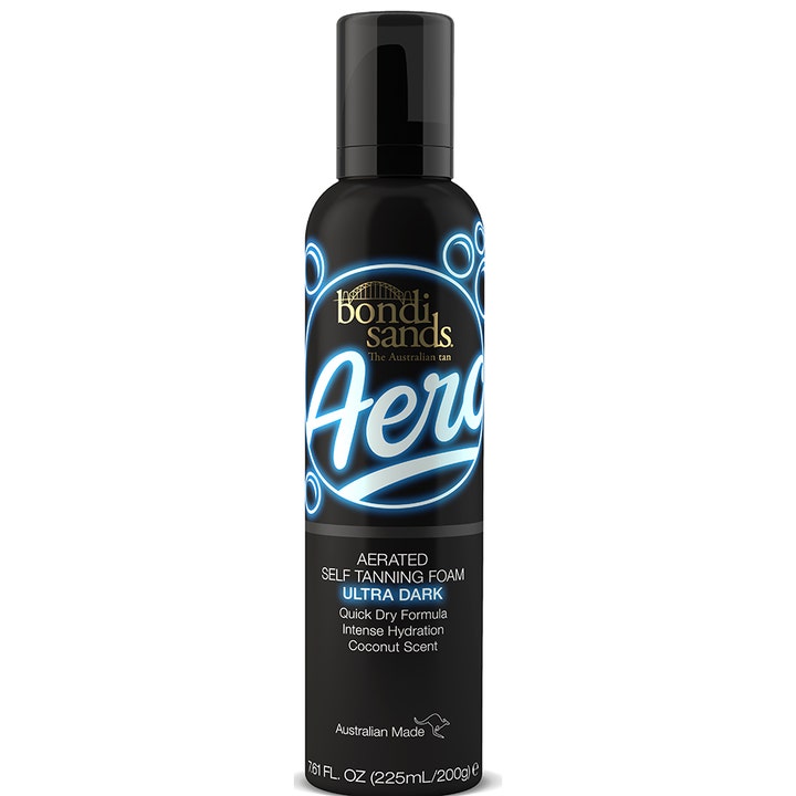 Bondi Sands Aero Self Tanning Foam Ultra Dark 225ml gir dyp farge i en svart flaske med lysende blå neonskrift.