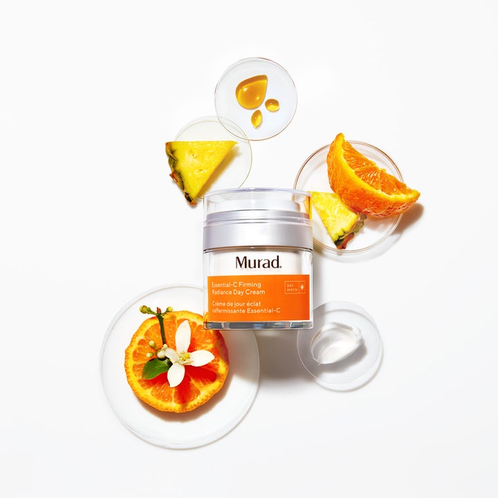 Murad Essential-C Firming Radiance Day Cream 50 ml oppstrammende dagkrem med appelsin ananas og hvit tekstur