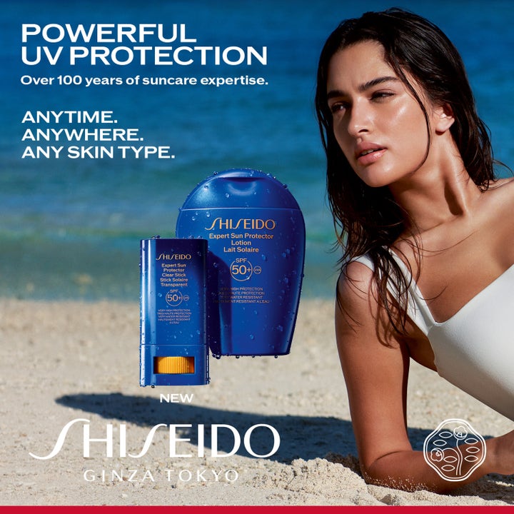 Shiseido Global Sun Care Lotion 300 ml solkrem gir kraftig UV-beskyttelse vist på en strand med kvinne