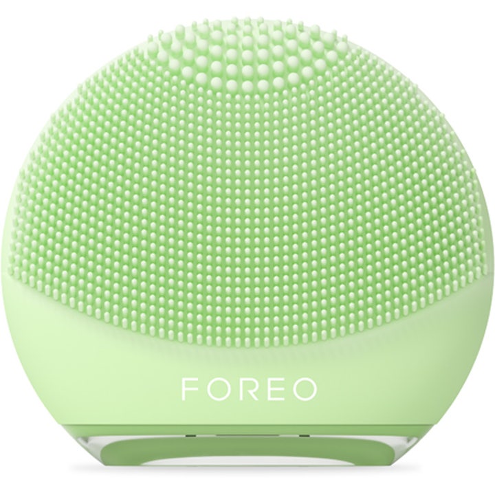Foreo Luna 4 Go ansiktsbørste gir dyprens i en kompakt lysegrønn silikonutforming med myke nupper.