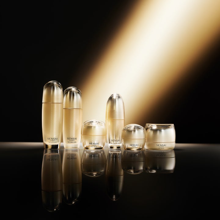 Sensai Ultimate The Concentrate N Refill 30 ml serum i en elegant gullfarget hudpleieserie som gir huden ny glød