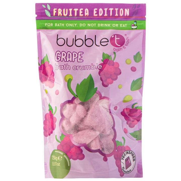 Bubble T Grape Bath Crumble 250g badesalt gir et avslappende bad i lilla pose med drueillustrasjoner og rosa krystaller