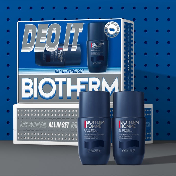 Biotherm Duo Deo Day Control 48H Set 150 ml herrdeodorant to mørkeblå roll-on flasker foran en hvit og blå gaveeske