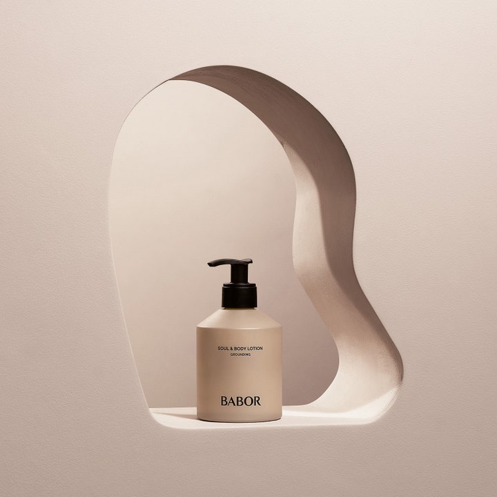 Babor Soul & Body Lotion 250 ml fuktighetsgivende kroppskrem i beige pumpeflaske mot en kunstnerisk bakgrunn