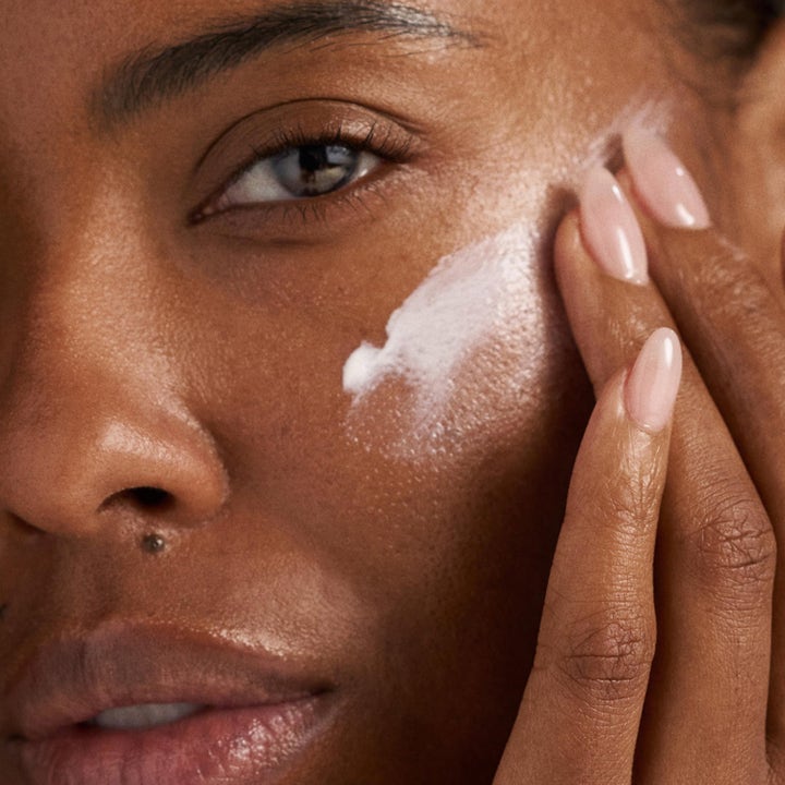Dermalogica Dynamic Skin Recovery SPF 50 100 ml fuktighetsgivende dagkrem hvit krem som påføres og smøres ut på huden