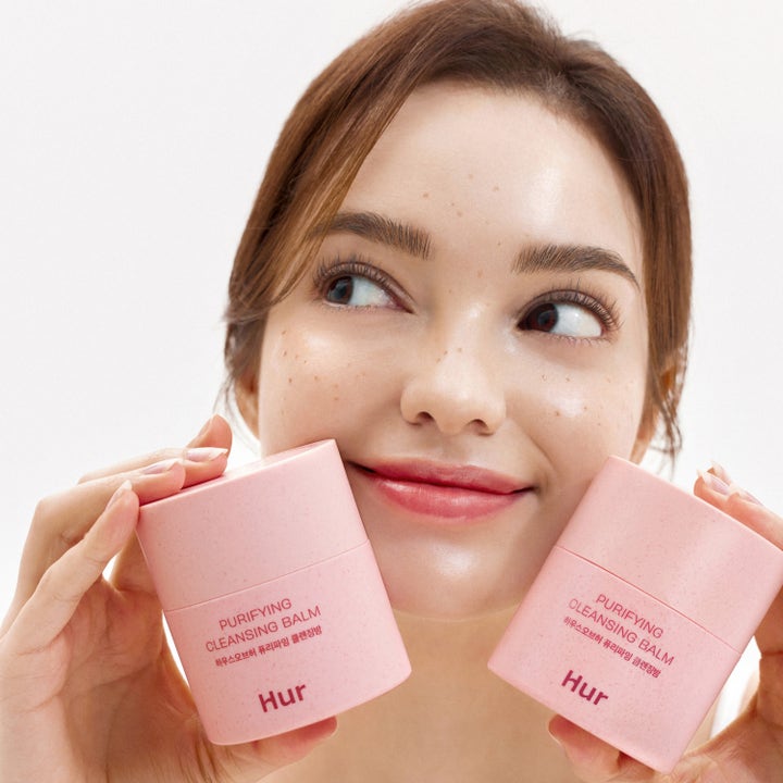 House of Hur Purifying Cleansing Balm 50 ml ansiktsrens i to rosa krukker som gir huden en naturlig og sunn glød.