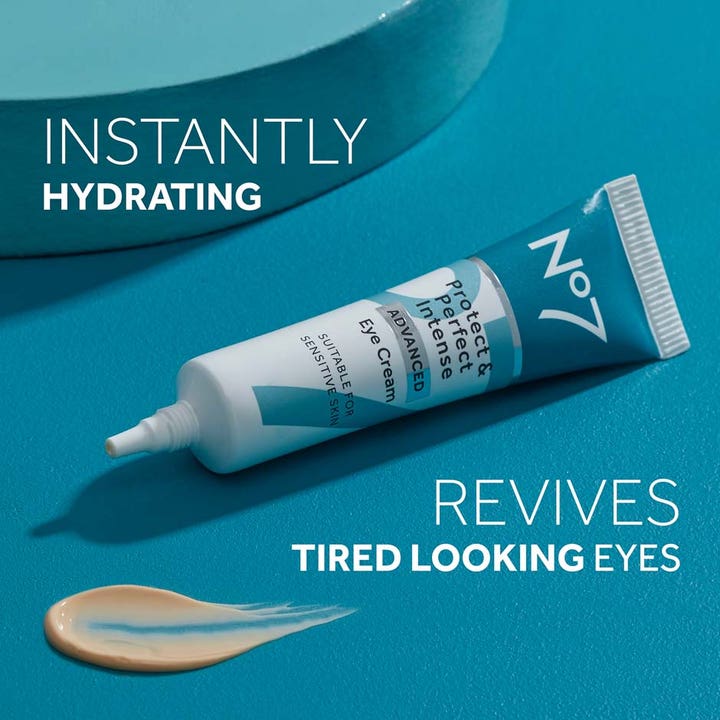No7 Protect & Perfect Intense Advanced Eye Cream 15 ml fuktighetsgivende øyekrem i hvit tube med ferskenfarget kremtekstur