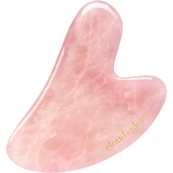Cloud & Glow Rose Quartz Gua Sha ansiktsmassasje for økt sirkulasjon i hjerteformet rosa kvarts med logo i gull.