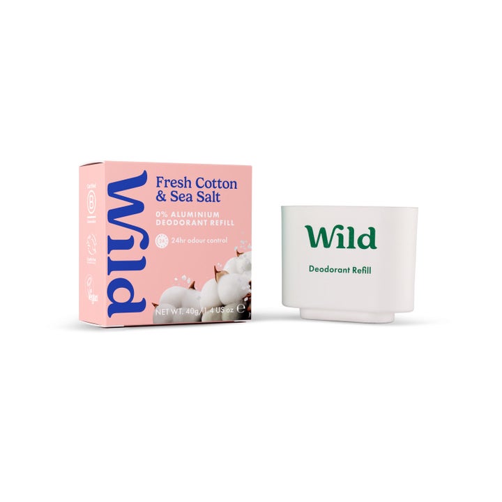 Wild Fresh Cotton & Sea Salt 40g aluminiumsfri deodorant refill i rosa eske ved siden av hvit beholder