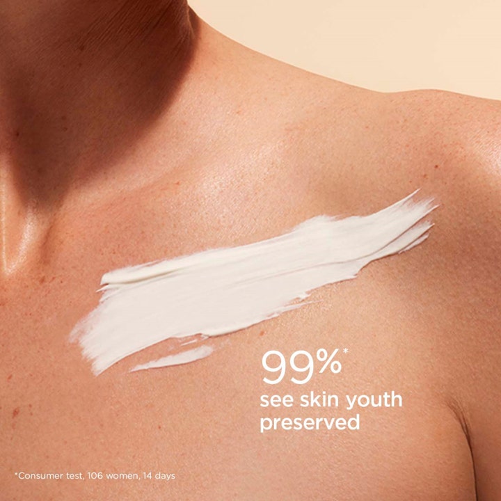 Clarins Youth-protecting Sunscreen SPF30 150 ml hvit kremkonsistens på hud som bevarer hudens ungdommelighet