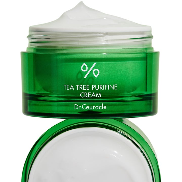 Dr. Ceuracle Tea Tree Purifine Cream 50 g beroligende dagkrem i grønn krukke med synlig hvit krem og refleksjon