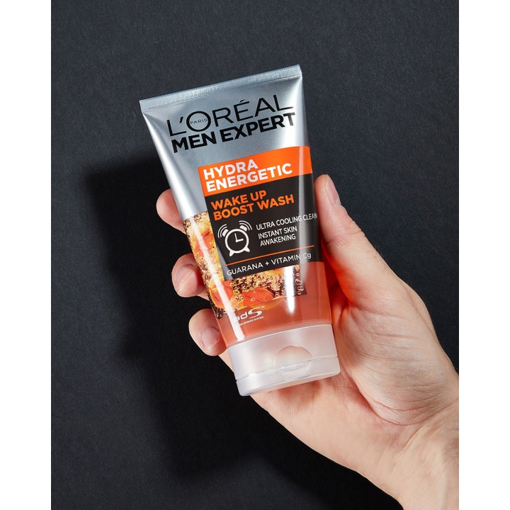 L'Oréal Paris Hydra Energetic Wash 100 ml oppfriskende ansiktsrens med guarana og vitamin Cg i tube holdt av en hånd